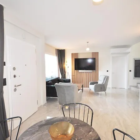 Esteban Oezel Plajli Apartment