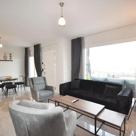 Esteban Oezel Plajli Apartment